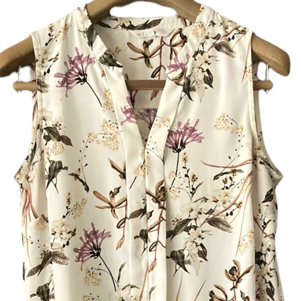❌SOLD❌MED•CLEO•SLEEVELESS V-NECK FLORAL BLOUSE - DETAIL DOWN THE FRONT•GORGEOUS - Picture 3 of 6